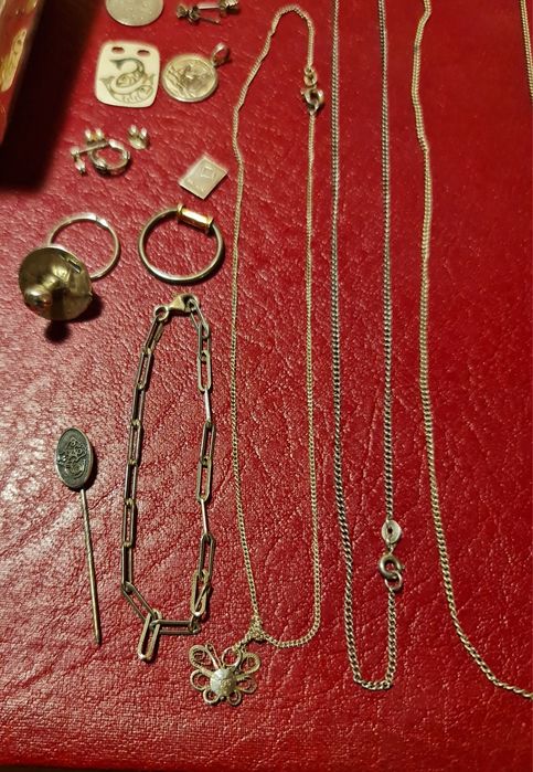 Diferite obiecte din argint 134 grame.