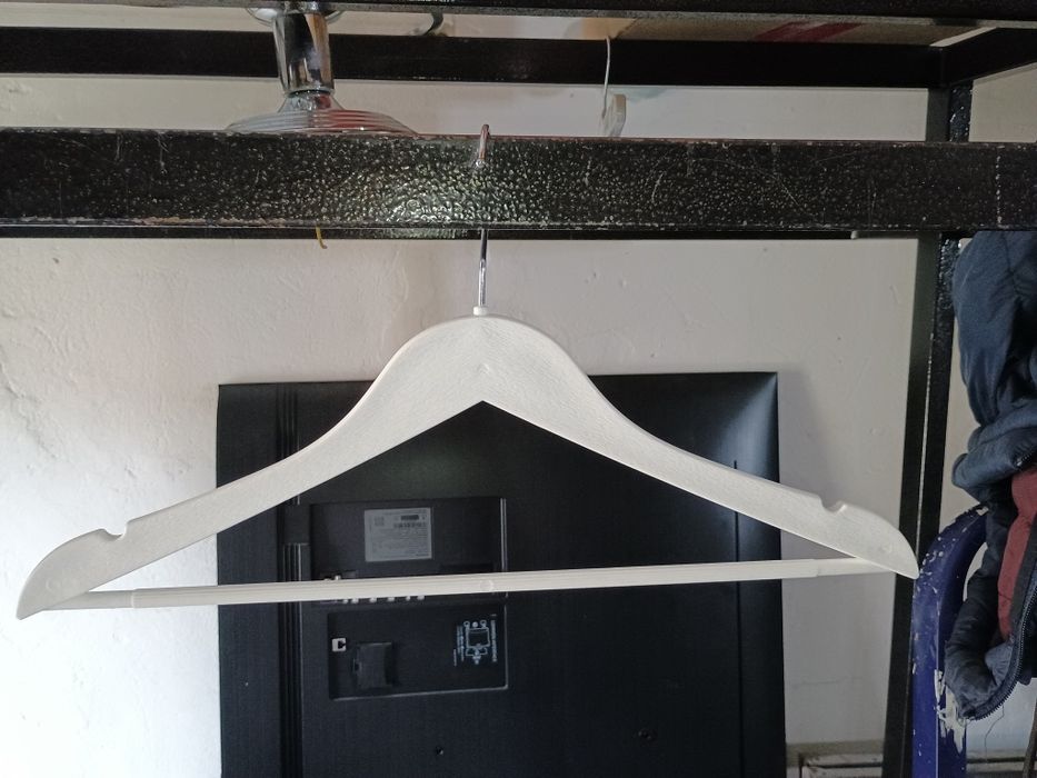 Вешала белые для одежды.