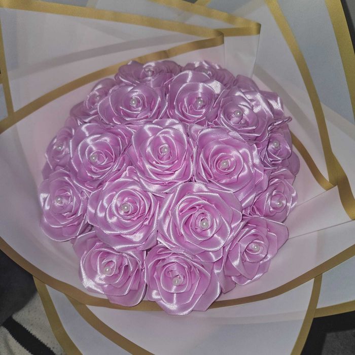 Realizez buchete de flori din satin