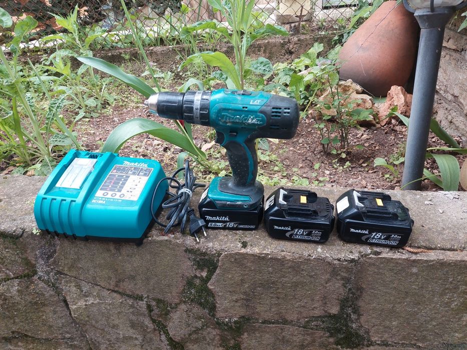 Винтоверт  Makita и електрически верижен трион  Makita UC4030 A
