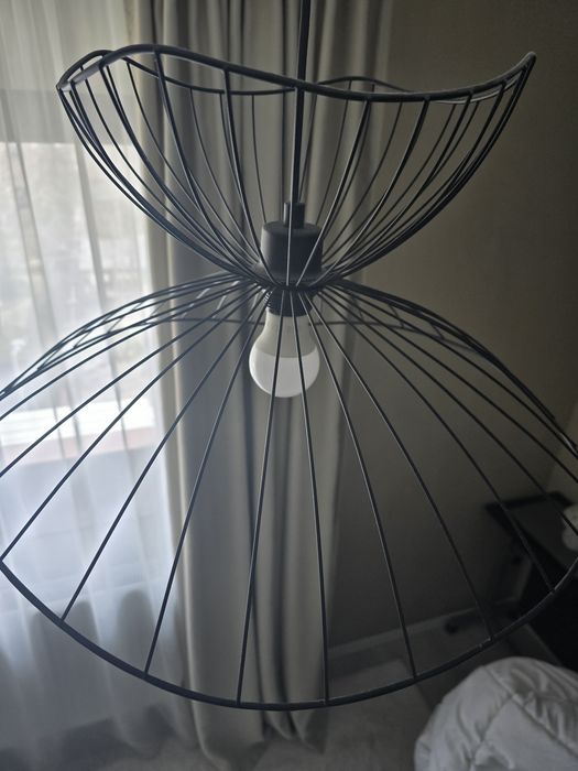 Lustra neagra metalica model deosebit