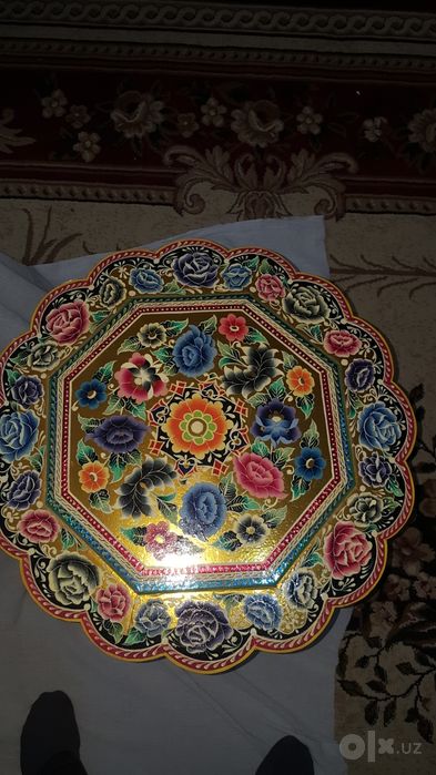 Саккиз оёкли декоратив стол.