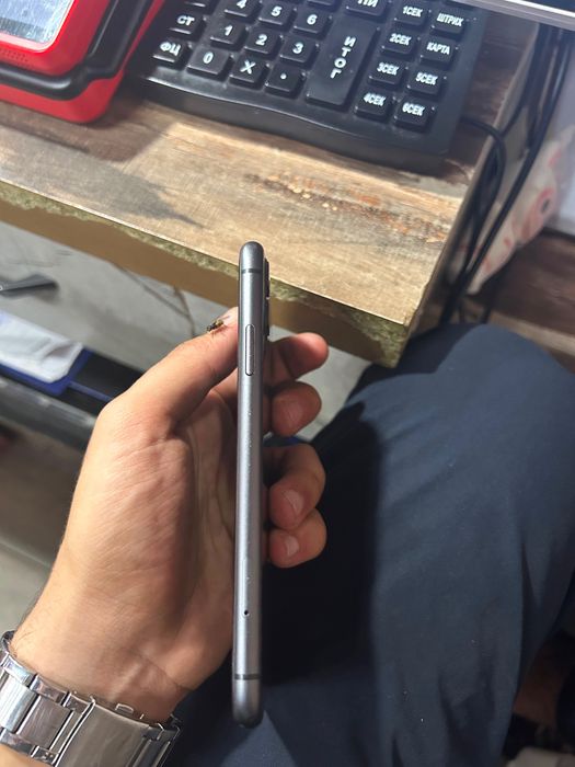 продам iPhone 11