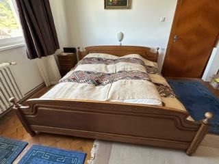 Pat matrimonial 200x200 cm stejar masiv saltele calitate cu topper nou si protecție saltea si noptiere cu sertare, puțin folosit