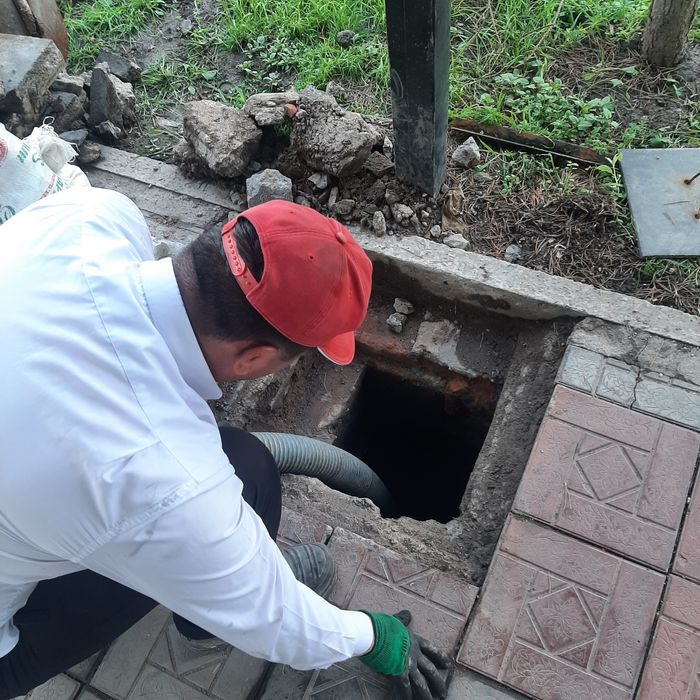 Услуги чистки септиков.