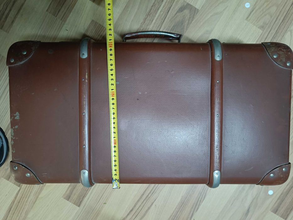 Vand valiză veche din carton cu colțuri și încuietori metalice