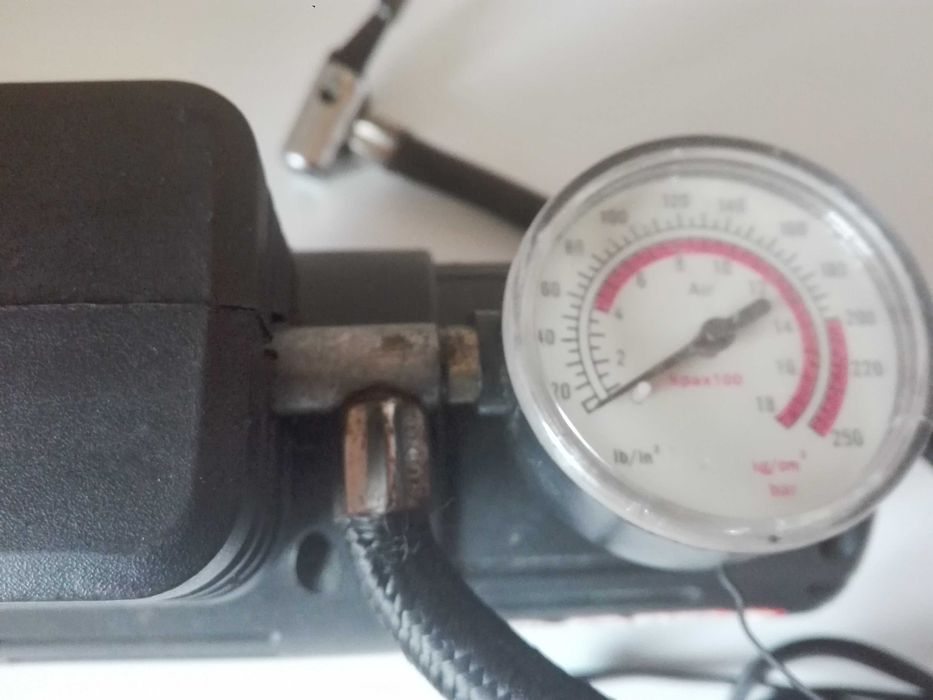 Фотоапарат Kodak Instamatic 25 Camera .и компресор за гуми.