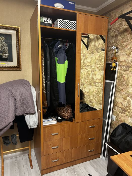 Продам мебель (стол,кровать,шкаф)