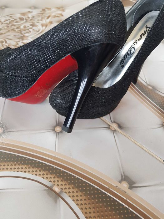 Комплект обувки на ток и малка дамска чанта /портфейл/със брокат.