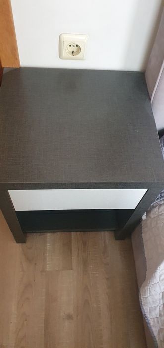 Комплект за спалня, включващ: скрин,2 нощни шкафчета и 2 етажерки за с