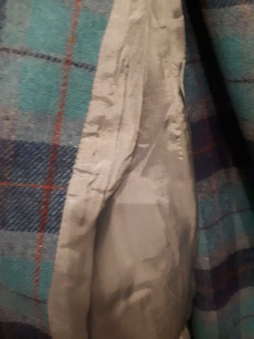 Costum  din stofă de lână fină cardata  ,în  carouri,  pentru  damă