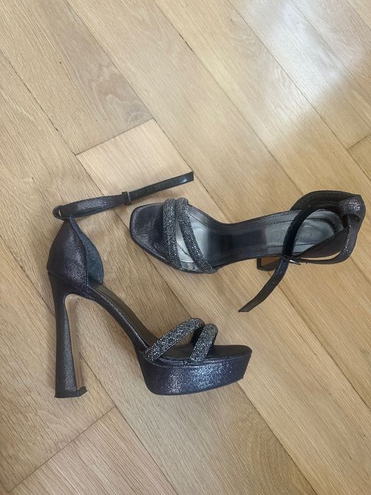 Дамски сандали на ток с блестящи елементи