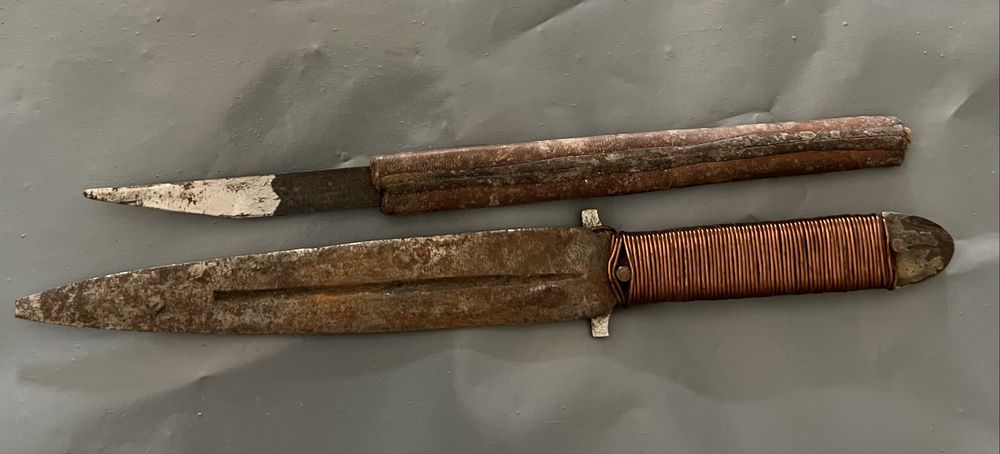 Конфискувано оръжие от затвора. Два ножа.