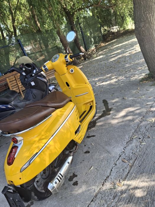 Vand scuter peugeot django.