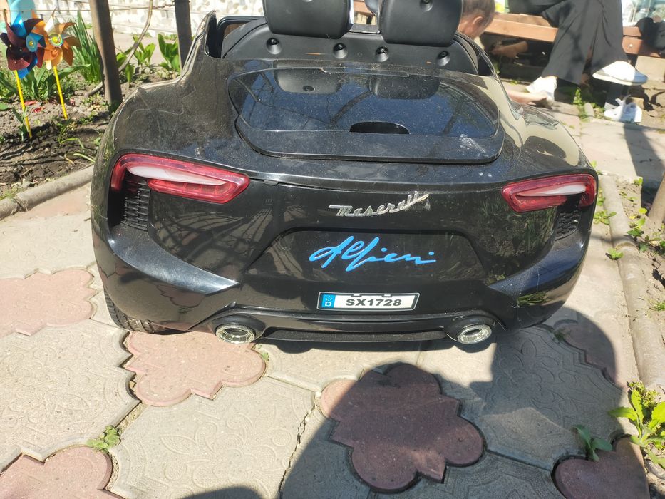 Vând mașină electrică pentru copii
