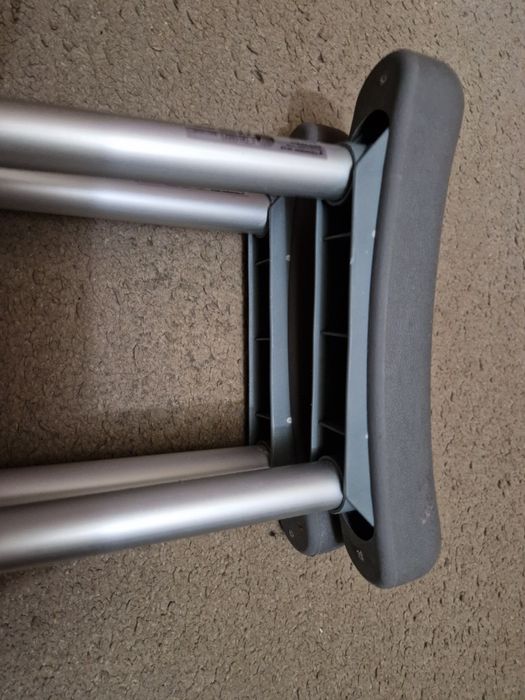 Продавам чистонови патерици и ортеза за фиксация на глезен