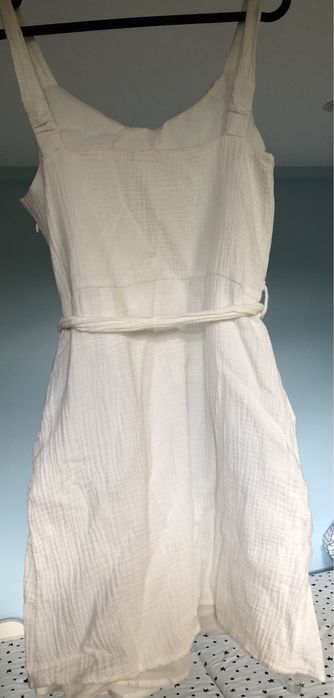 Къса бяла рокля с презрамки