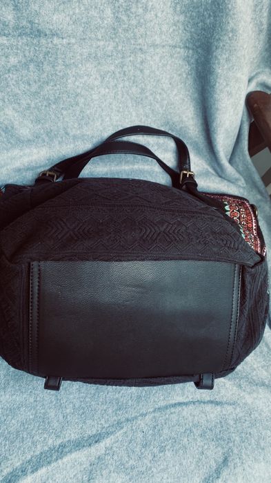 Poseta  neagra cu flori , material textil si piele