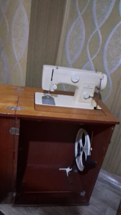 Продаётся швейная машинка с тумбой