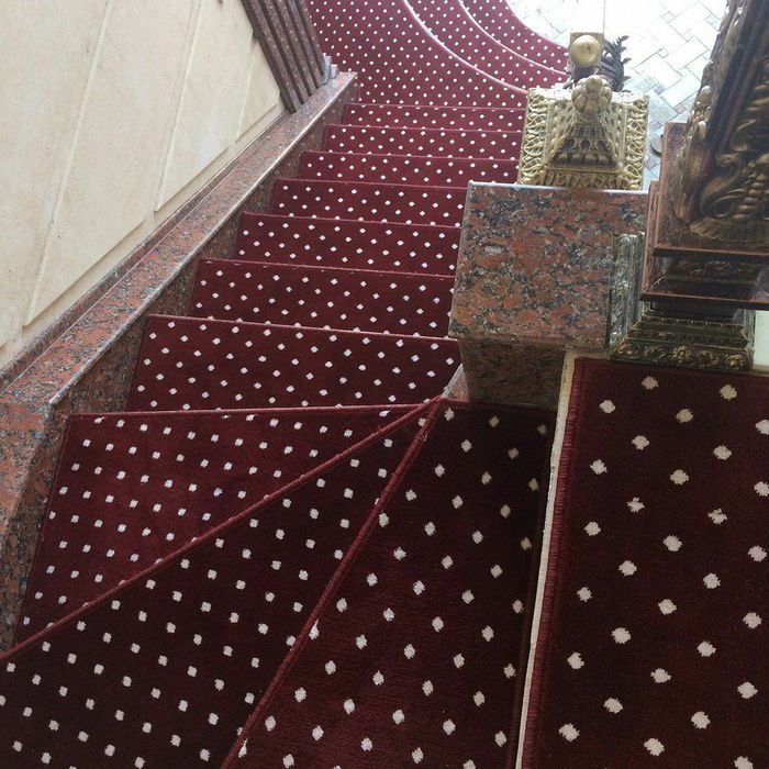 Гилам кесиш тикиш ва улаш хизматлари.