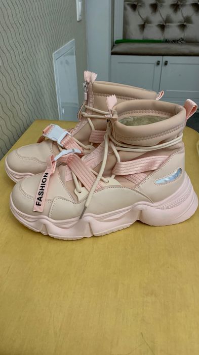 Кроссовки для женщин