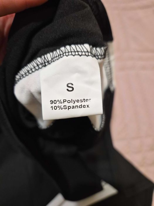 Рокля с деколте и дълъг ръкав