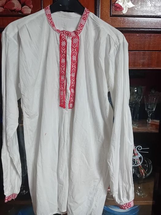 Мъжка  носия.  Пищимал червен,син