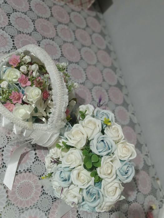 Vând buchet de florii din săpun și coșuleț cu flori de pus in piept