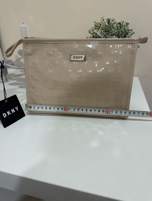 DKNY НОВИ козметични несесери
