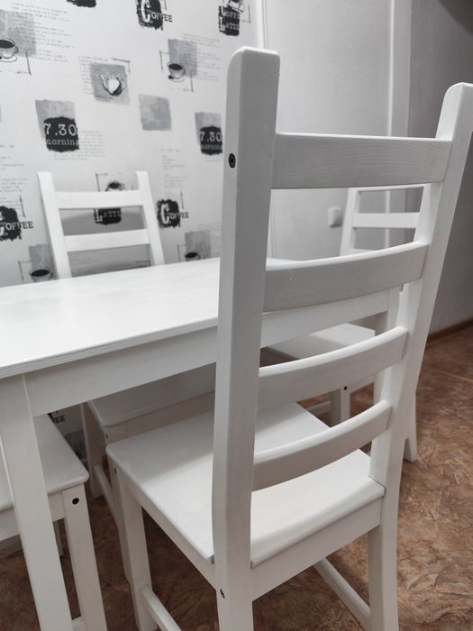 Кухонный стол и стулья