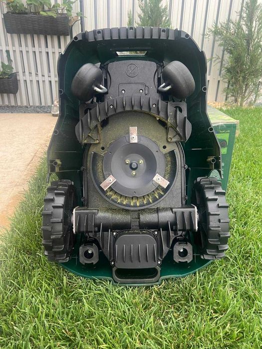 Robot tuns iarba