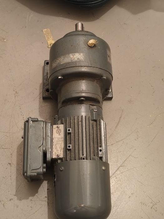 Vind motor cu reductor 0,12 kw 220/380v ieșire Red 4,8 turație/min