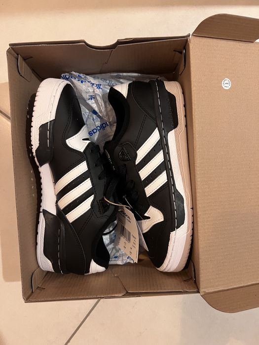 Vând adidași marca Adidas