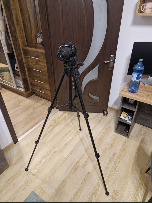 Nikon DSLR D3100 cu trepied