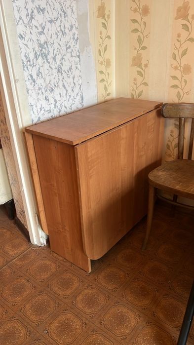 Стол книжка в гостиниую