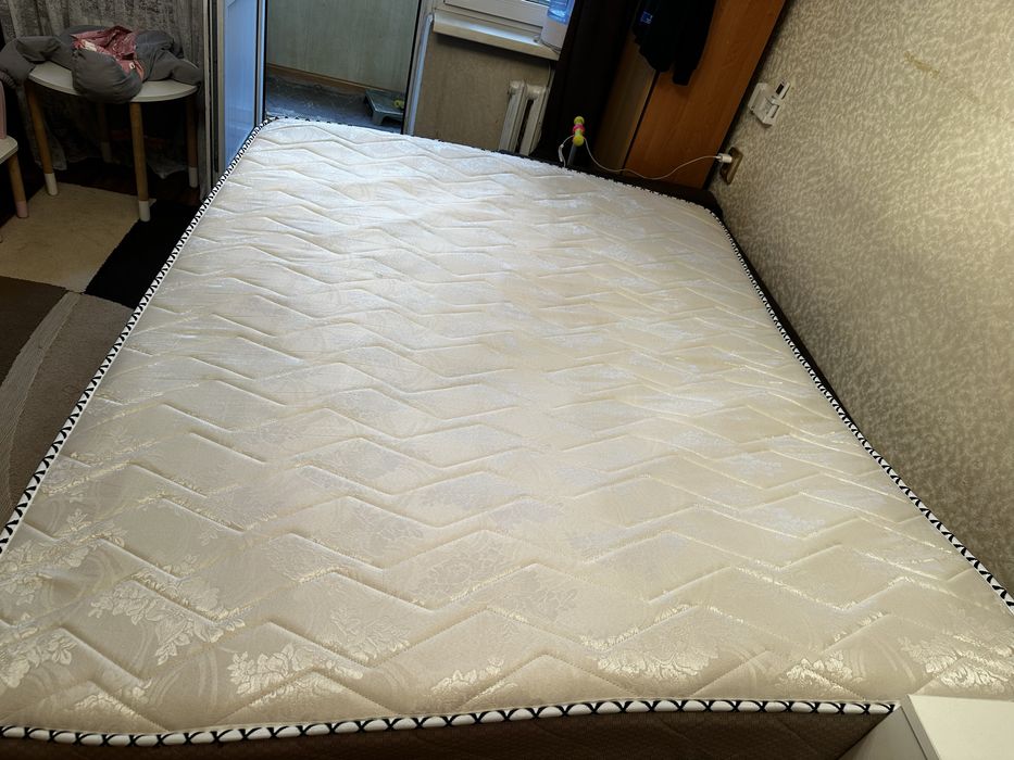 Матрас в отличном состоянии