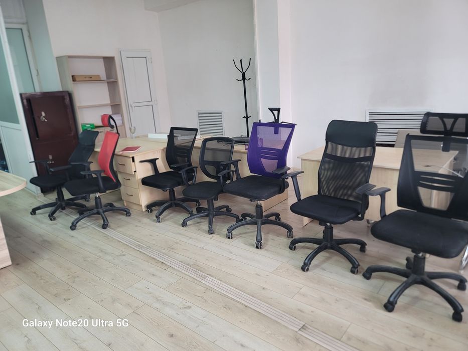 Продам стол и стулия