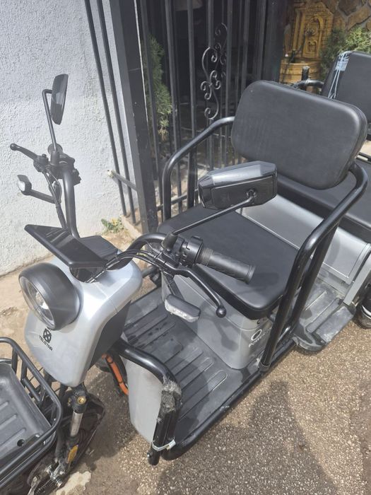 Триколка със документи