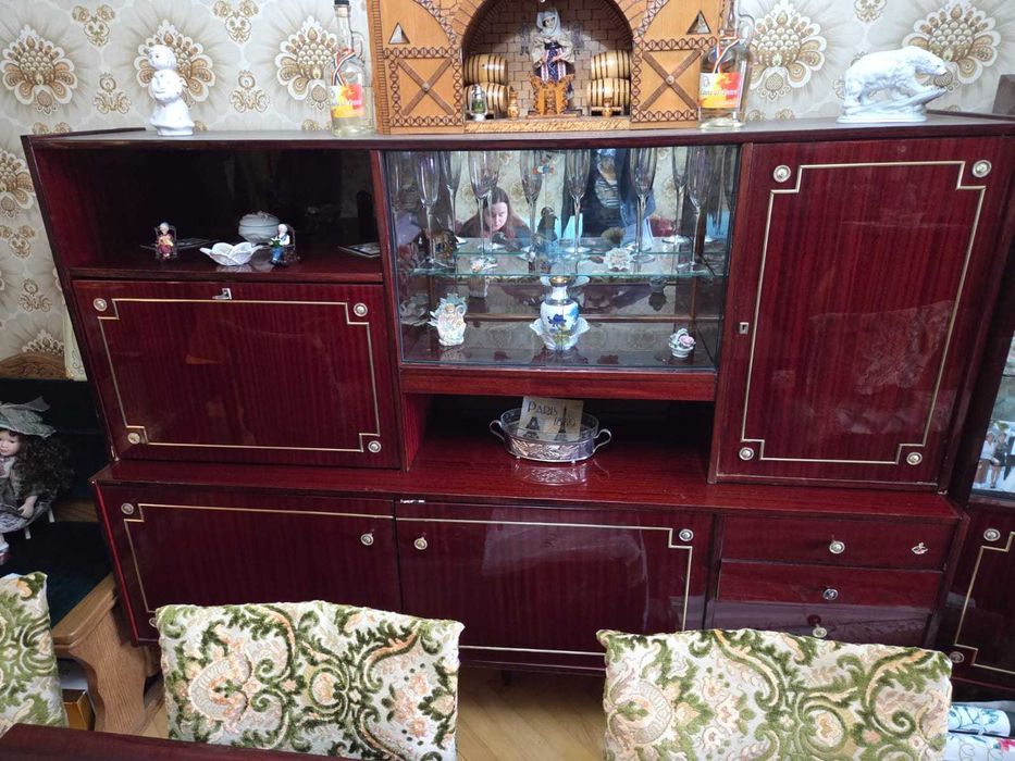 Set Mobilă Vintage din Lemn Masiv – 5 Piese (Masă Extensibilă 12 Persoane, Servantă, Vitrină)