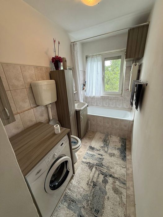 Apartament cu 3 camere , zona Rogerius