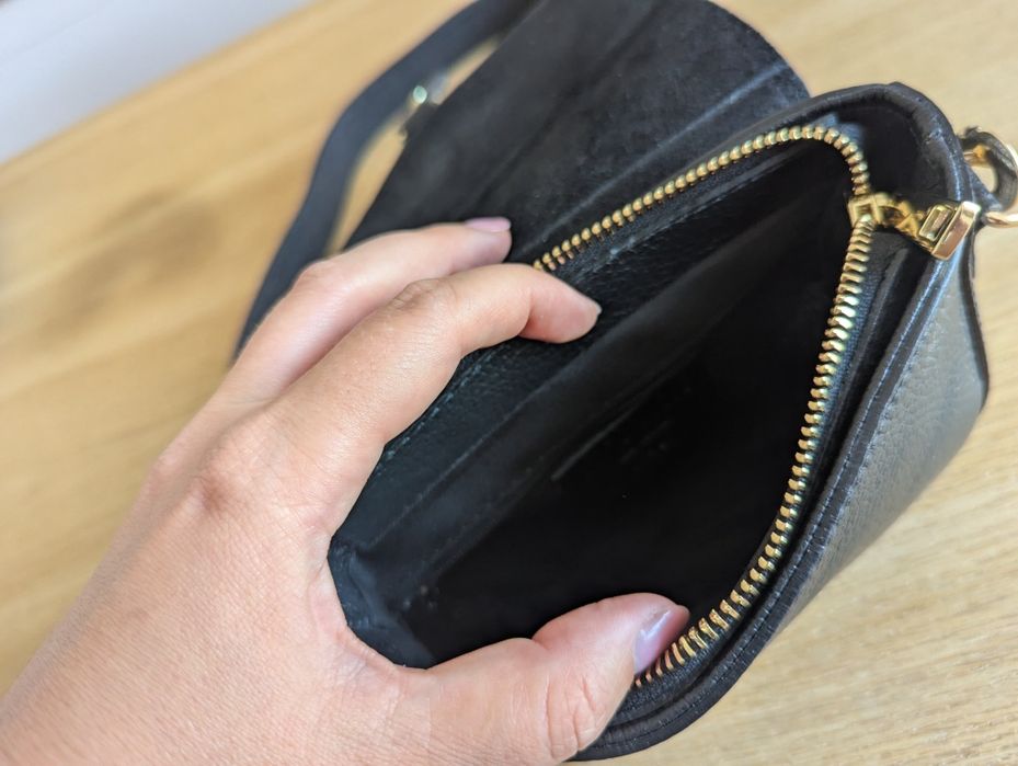 Geanta mini crossbody din piele naturală neagră, cu textură granulată și accesorii metalice aurii