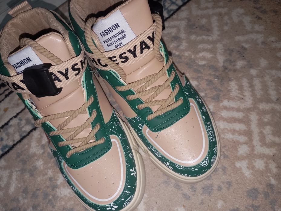 Продам осенние ботинки