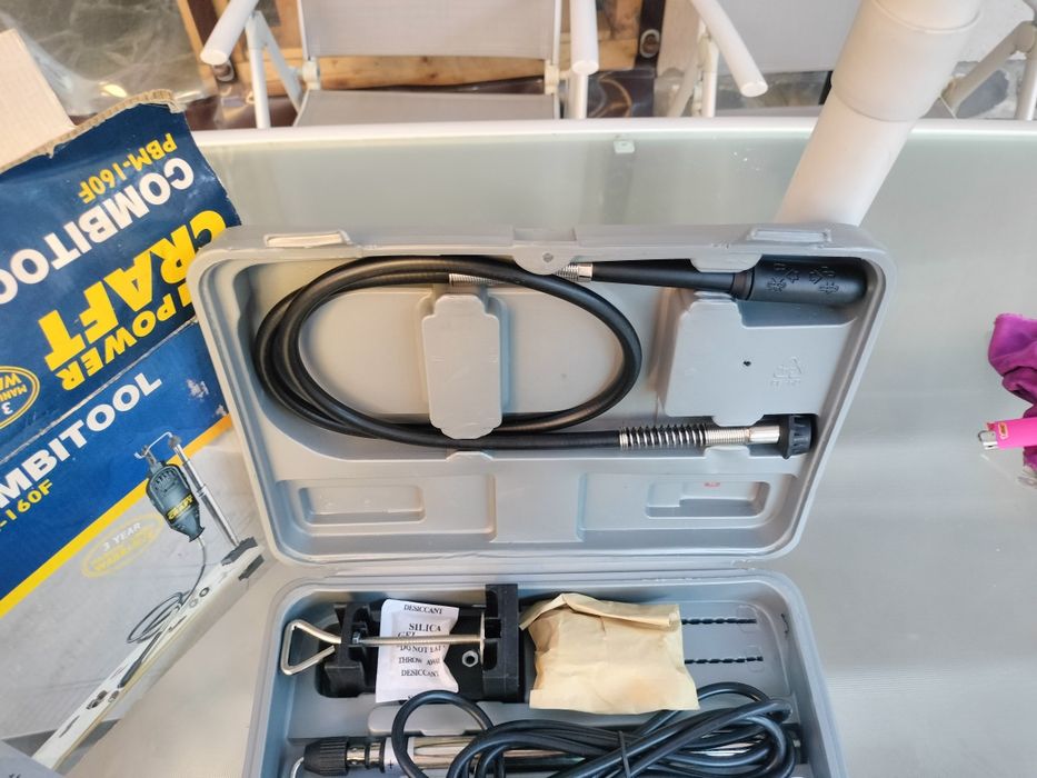 Mini freză electrică echipată cu diferite accesorii pentru găurit și șlefuit.