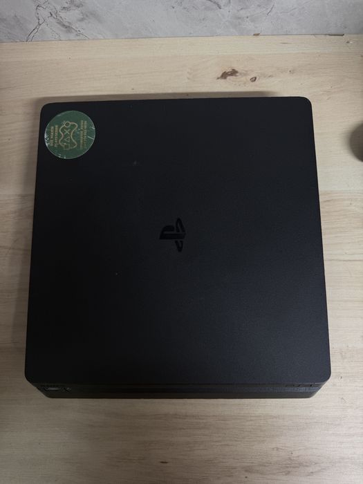 PS 4 Slim.