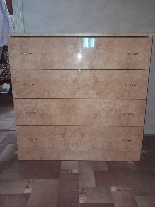 Продаётся спальный гарнитур, бежевого цвета.