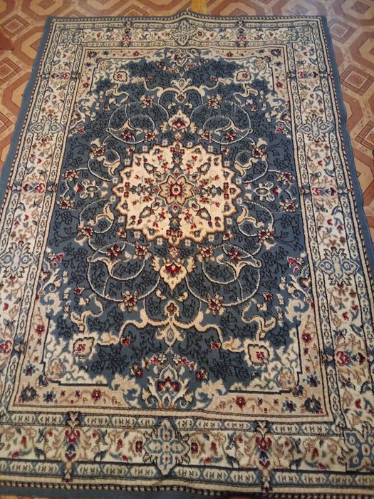 Продам 2 ковра  недорого