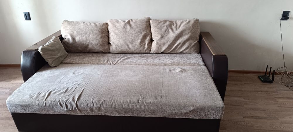 Диван раскладной с тремя подушками