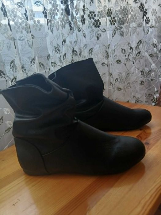 Обувки:Сандали и Ботуши