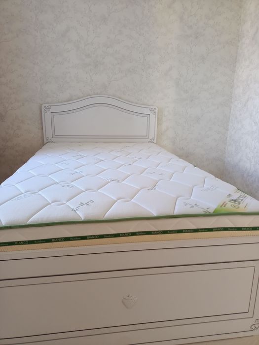 продам детскую кровать с матрасом