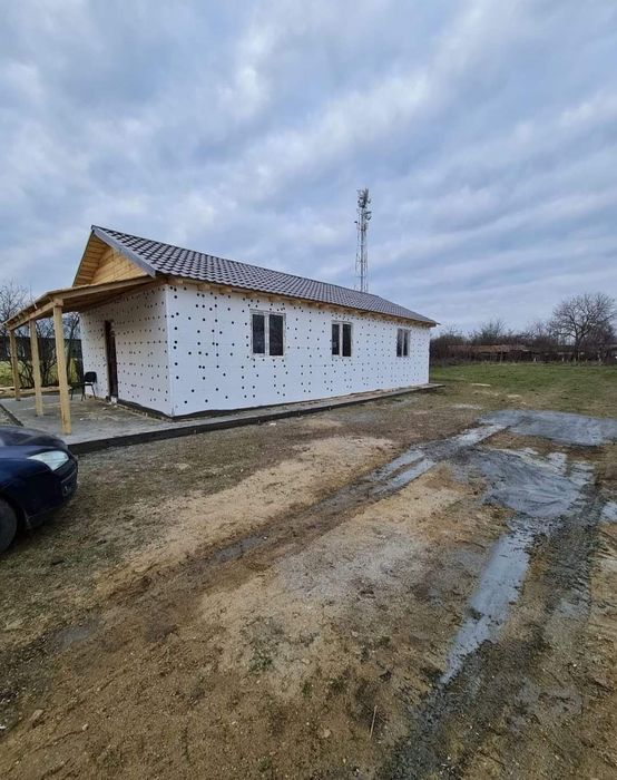 Executăm case și cabane din panouri sandwich